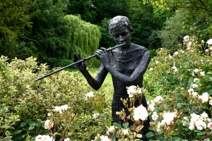 2016-06-16 Pashley Manor garden statue
